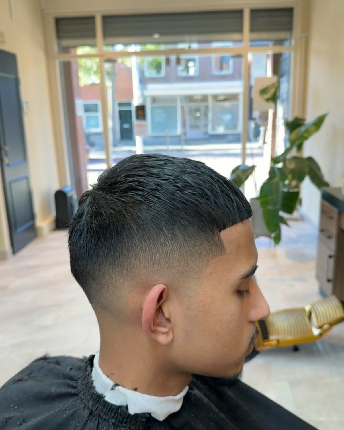 Low fade met natuurlijke textuur bij RochBarber